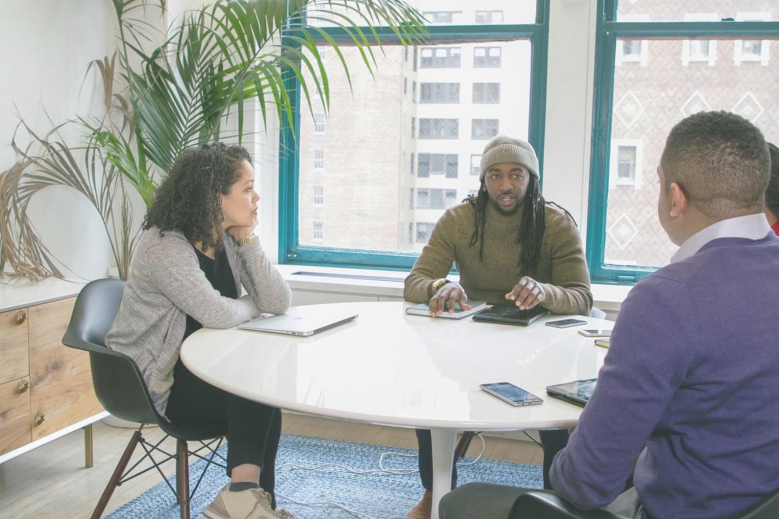 Студенти вивчають туристичні маршрути під час практичного заняття